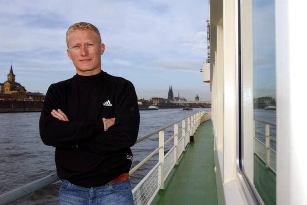 Alexander Winokurow (Kasachstan Team T Mobile) läßt sich anlässlich der offiziellen Präsentation über den Rhein schippern Radsport Herren Straßenradsport 2003, Straße, Rad, Vorstellung, Präsentation, Pressetermin Einzelbild Köln