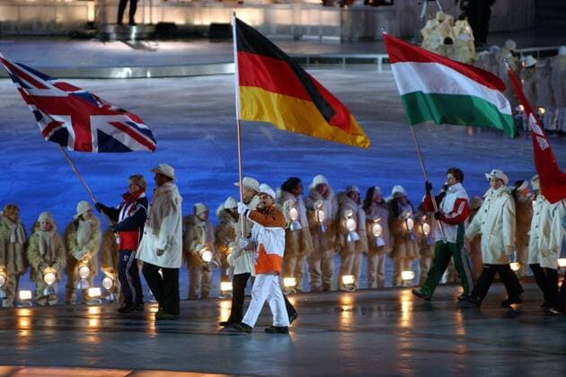 Abschlussfeier Salt Lake City 2002: Fahnenträger Georg Hackl (Deutschland) trägt die Nationalfahne OS Winter Olympische Winterspiele 2002, Olympia, Olympiade, Spiele, Abschlußfeier, Abschluß, Feier, Fest Totale Salt Lake City Utah