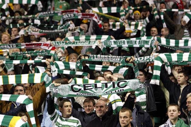 Fans von Celtic Glasgow präsentieren ihre Fanschals Fußball EC 1 Herren Champions League 2003 2004, Celtic Glasgow, Vdig Totale Glasgow