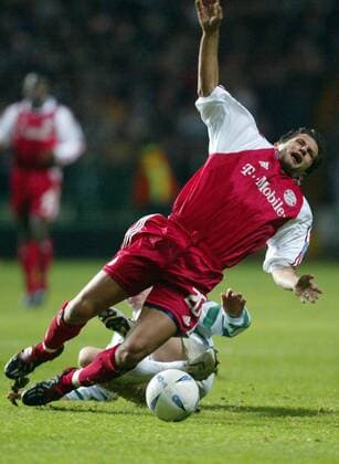 Hasan Salihamidzic (Bayern) wird von Thompson (Celtic Glasgow) zu Fall gebracht Fußball EC 1 Herren Champions League 2003 2004, Celtic Glasgow FC Bayern München 0:0, Vdig Gruppe Glasgow Dynamik,