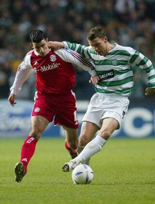 Roy Makaay (li., Bayern) gegen Alan Thompson (Celtic Glasgow) Fußball EC 1 Herren Champions League 2003 2004, Celtic Glasgow FC Bayern München 0:0, Vdig Gruppe Glasgow Dynamik,