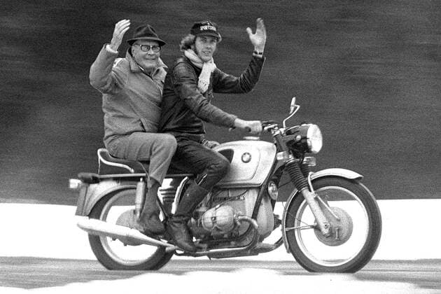 Hans-Joachim Stuck mit seinem Vater Hans Stuck (beide Deutschland) auf einem BMW-Motorrad Motorsport Herren Motorsport 1973, Vsw, Vneg Gruppe Freude,