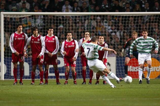 Henrik Larsson (Celtic Glasgow) gegen die Abwehrmauer von Bayern, v.li.: Ballack, Santa Cruz, Makaay, Salihamidzic, Hargreaves und Jeremies Fußball EC 1 Herren Champions League 2003 2004, Celtic Glasgow FC Bayern München 0:0, Vdig Gruppe Glasgow Dynamik,