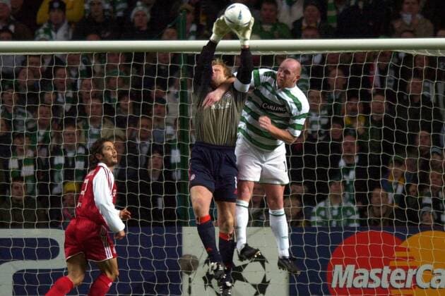 Torwart Oliver Kahn (Bayern, Mitte) pariert vor John Hartson (Celtic Glasgow), re. Lizarazu (Bayern) Fußball EC 1 Herren Champions League 2003 2004, Celtic Glasgow - FC Bayern München 0:0 Gruppe Glasgow Dynamik,