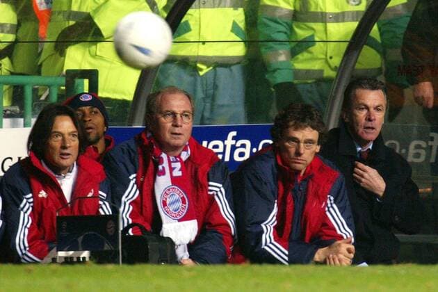 V.li.: Mannschaftsarzt Dr. Hans Wilhelm Müller Wohlfahrt, Manager Uli Hoeneß, Co Trainer Michael Henke und Trainer Ottmar Hitzfeld (alle Bayern) auf der Trainerbank Fußball EC 1 Herren Champions League 2003 2004, Glasgow -FC Bayern München 0:0, Vdig Gruppe Glasgow