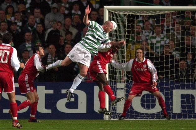 John Hartson (Celtic Glasgow, 3.v.re) setzt sich beim Kopfball gegen Samuel Osei Kuffour (2.v.re.) durch, re. lauert Owen Hargreaves (beide Bayern) auf der Linie Fußball EC 1 Herren Champions League 2003 2004, Celtic Glasgow - FC Bayern München 0:0 Gruppe Glasgow Dynamik,