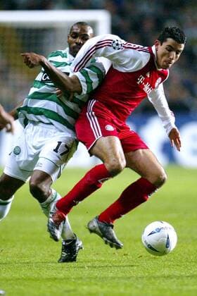Roy Makaay (re. Bayern) gegen Didier Agathe (Celtic Glasgow) Fußball EC 1 Herren Champions League 2003 2004, Celtic Glasgow -FC Bayern München 0:0, Vdig Gruppe Glasgow Dynamik,
