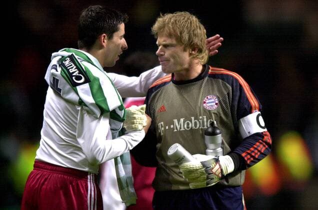 Roy Makaay (li.) und Torwart Oliver Kahn (beide Bayern) beglückwünschen sich gegenseitig Fußball EC 1 Herren Champions League 2003 2004, Glasgow - FC Bayern München 0:0 Gruppe Glasgow