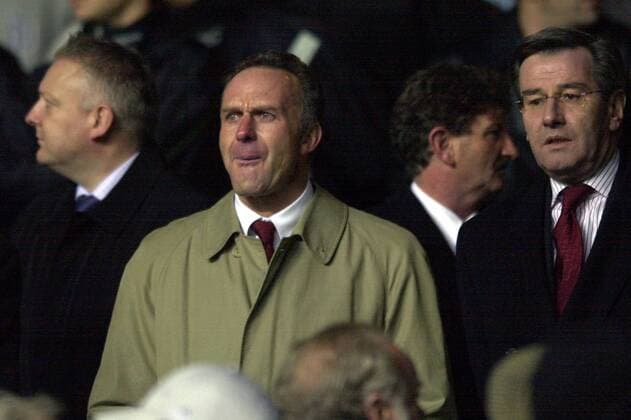 Vorstandsvorsitzender Karl-Heinz Rummenigge (li.) und Vorstandsmitglied Karl Hopfner (re., beide Bayern) Fußball EC 1 Herren Champions League 2003 2004, Glasgow - FC Bayern München 0:0 Gruppe Glasgow Skepsis,