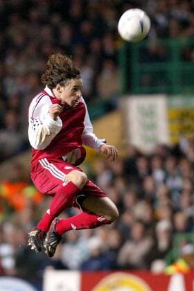 Owen Hargreaves (Bayern) - Kopfball Fußball EC 1 Herren Champions League 2003 2004, Glasgow - FC Bayern München 0:0, Vdig Einzelbild Glasgow Dynamik, Höhe,