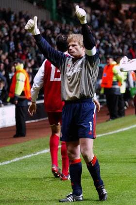 Oliver Kahn (Bayern) bedankt sich bei den Anhängern Fußball EC 1 Herren Champions League 2003 2004, Glasgow - FC Bayern München 0:0, Vdig Einzelbild Glasgow