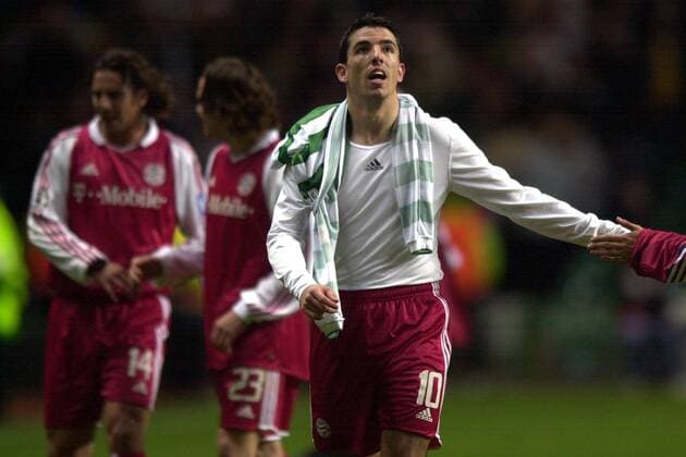 Roy Makaay (Bayern) schaut nach oben Fußball EC 1 Herren Champions League 2003 2004, Glasgow - FC Bayern München 0:0 Einzelbild Glasgow
