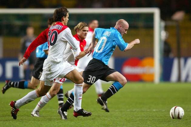 Kasper Bögelund (re., Eindhoven) schneller als Fernando Morientes, hinten Rothen (beide Monaco) Fußball EC 1 Herren Champions League 2003 2004, AS Monaco - PSV Eindhoven 1:1, Vdig Gruppe Monaco Monte Carlo Dynamik,  