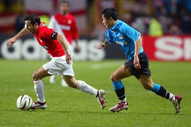Ludovic Giuly (li., Monaco) verfolgt von Ji Sung Park (Eindhoven) Fußball EC 1 Herren Champions League 2003 2004, AS Monaco - PSV Eindhoven 1:1, Vdig Gruppe Monaco Monte Carlo Dynamik,  