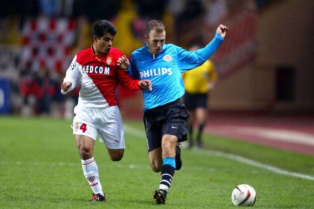Hugo Benjamin Ibarra (li., Monaco) gegen Arjen Robben (Eindhoven) Fußball EC 1 Herren Champions League 2003 2004, AS Monaco - PSV Eindhoven 1:1, Vdig Gruppe Monaco Monte Carlo Dynamik,  