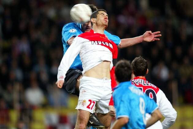 Julien Rodriguez (Mitte, Monaco) gegen Jan Vennegoor of Hesselink (li., Eindhoven) Fußball EC 1 Herren Champions League 2003 2004, AS Monaco - PSV Eindhoven 1:1, Vdig Gruppe Monaco Monte Carlo Dynamik,  