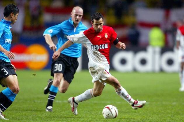 Ludovic Giuly (re., Monaco) spielt Hong Chung Lee (li.) und Bögelund (beide Eindhoven) aus Fußball EC 1 Herren Champions League 2003 2004, AS Monaco - PSV Eindhoven 1:1, Vdig Gruppe Monaco Monte Carlo Überlegenheit,  