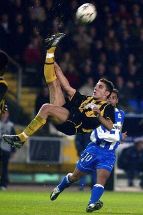 Konstantinos Katsouranis (AEK Athen) - Fallrückzieher, Fran (La Coruna) schaut ehrfurchtsvoll zu Fußball EC 1 Herren Champions League 2003 2004, Deportivo La Coruna - AEK Athen 3:0, Vdig Gruppe La Coruna Dynamik,  