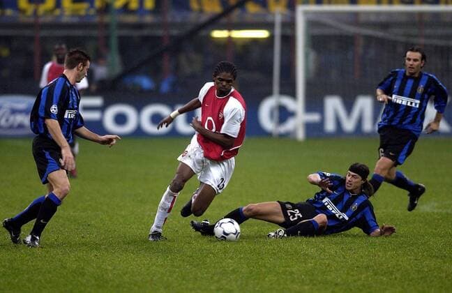 Nwankwo Kanu (Mitte, Arsenal London) gegen Matias Almeyda (re.), li. Giovanni Pasquale (beide Inter Mailand) Fußball EC 1 Herren Champions League 2003 2004, FC Internazionale Mailand - FC Arsenal London 1:5 Gruppe Mailand Dynamik,