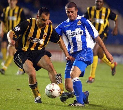 Walter Pandiani (re., La Coruna) gegen Mihalis Kapsis (AEK Athen) Fußball EC 1 Herren Champions League 2003 2004, Deportivo La Coruna - AEK Athen 3:0, Vdig Gruppe La Coruna Dynamik,  