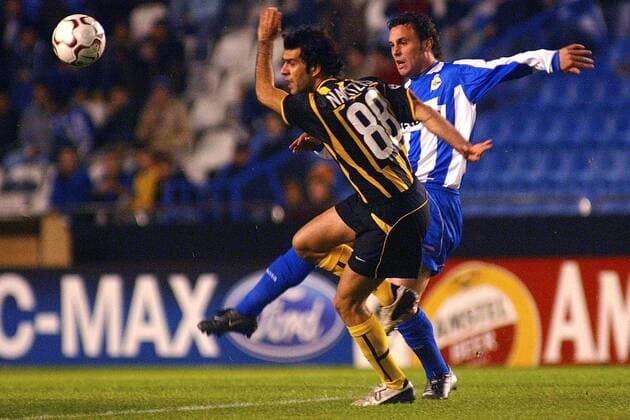 Sergio Gonzalez (re., La Coruna) gegen Dimitrios Nalitzis (AEK Athen) Fußball EC 1 Herren Champions League 2003 2004, Deportivo La Coruna - AEK Athen 3:0, Vdig Gruppe La Coruna Dynamik,  