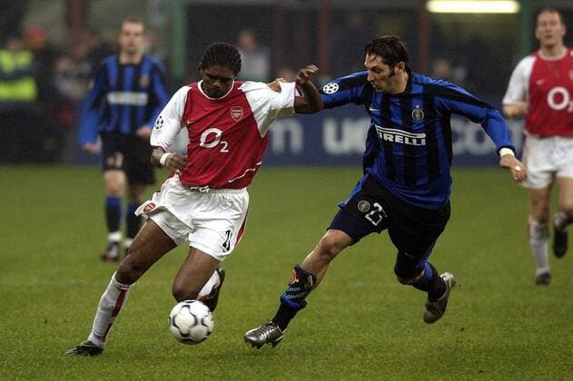 Nwankwo Kanu (Arsenal London, li.) gegen Marco Materazzi (Inter Mailand) Fußball EC 1 Herren Champions League 2003 2004, FC Internazionale Mailand - FC Arsenal London 1:5 Gruppe Mailand Dynamik,