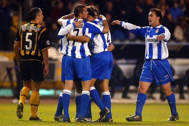 Torjubel La Coruna u.a. mit Sergio Gonzalez (re.) und Walter Pandiani (vorn) - Nikolaos Kostenoglou (li., AEK Athen) enttäuscht daneben Fußball EC 1 Herren Champions League 2003 2004, Deportivo La Coruna - AEK Athen 3:0, Vdig Gruppe La Coruna Freude,  