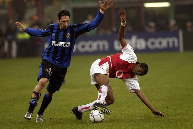 Nwankwo Kanu (Arsenal London, re.) gegen Marco Materazzi (Inter Mailand) Fußball EC 1 Herren Champions League 2003 2004, FC Internazionale Mailand - FC Arsenal London 1:5 Gruppe Mailand