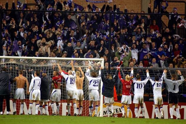 Schlußjubel Anderlecht - der Dank geht an die Fans Fußball EC 1 Herren Champions League 2003 2004, RSC Anderlecht - Olympique Lyonnais 1:0, OL, Lyon, Vdig Totale Brüssel Freude, Begeisterung,  