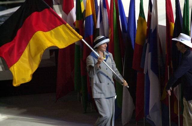 Fahnenträgerin Birgit Fischer (Deutschland) bringt die Fahne an ihren richtigen Platz Kanu OS Sommer Damen Olympische Sommerspiele 2000, Olympia, Olympiade, Spiele, Eröffnungsfeier, Eröffnungsveranstaltung, Einzelbild Sydney