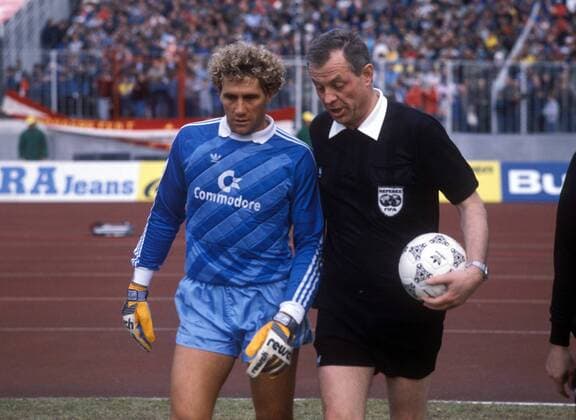 Torwart Jean-Marie Pfaff (li., München) im Gespräch mit Schiedsrichter Dieter Pauly Fußball 1. BL Herren DEUTSCHSPRACHIGE SPORTZEITSCHRIFTEN UND -ZEITUNGEN NUR NACH RÜCKSPRACHE, Saison 1987 1988 Gruppe Frankfurt M.