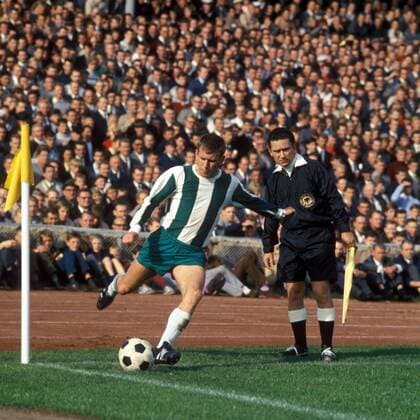 Sepp Piontek (Bremen) tritt einen Eckstoß Fußball 1. BL Herren DEUTSCHSPRACHIGE SPORTZEITSCHRIFTEN UND -ZEITUNGEN NUR NACH RÜCKSPRACHE, Saison 1965 1966 Einzelbild Aufnahmedatum geschätzt Bremen, Joseph Dynamik,