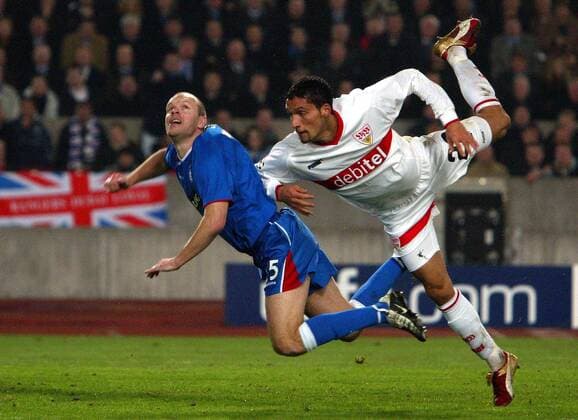 Henning Berg (li., Glasgow Rangers) und Kevin Kuranyi (Stuttgart) fliegen durch den freien Raum Fußball EC 1 Herren Champions League 2003 2004, VfB Stuttgart - Glasgow Rangers 1:0 Gruppe Stuttgart Dynamik,