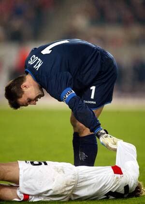 Torwart Stefan Klos (Glasgow Rangers) kümmert sich um den verletzt am Boden liegenden Aliaksandr Hleb (Stuttgart) Fußball EC 1 Herren Champions League 2003 2004, VfB Stuttgart - Glasgow Rangers 1:0, Vdig Gruppe Stuttgart Kameradschaft,