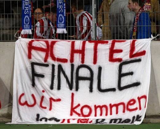 Die Stuttgarter Anhänger sind guter Hoffnung: Achtelfinale wir kommen Fußball EC 1 Herren Champions League 2003 2004, VfB Stuttgart, Einzelbild Stuttgart