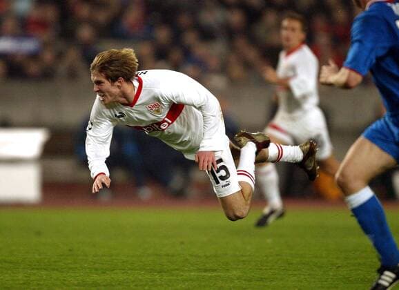 Aliaksandr Hleb (Stuttgart) im freien Fall Fußball EC 1 Herren Champions League 2003 2004, VfB Stuttgart Einzelbild Stuttgart Dynamik, Höhe,