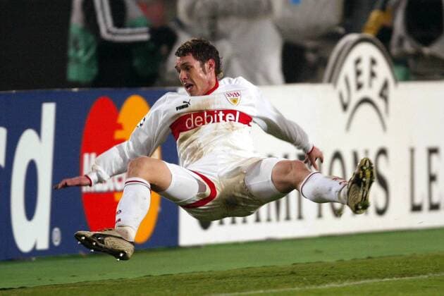 Christian Tiffert (Stuttgart) gerät ins Straucheln und begibt sich hinter die Seitenauslinie Fußball EC 1 Herren Champions League 2003 2004, VfB Stuttgart Gruppe Stuttgart Dynamik,