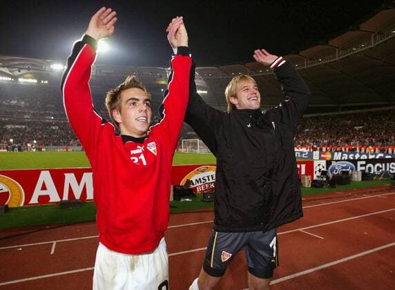 Philipp Lahm (li.) und Torwart Timo Hildebrand (beide Stuttgart) lassen sich, nach dem vorzeitigen Einzug in die nächste Runde, von den Anhängern feiern Fußball EC 1 Herren Champions League 2003 2004, VfB Stuttgart Gruppe Stuttgart Freude,