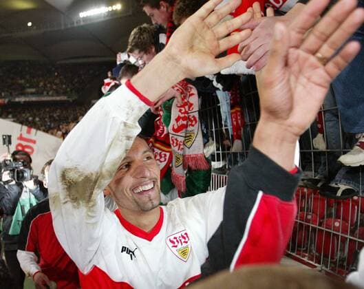 Kevin Kuranyi (Stuttgart) klatscht nach dem vorzeitigen Achtelfinaleinzug mit den Fans ab Fußball EC 1 Herren Champions League 2003 2004, VfB Stuttgart, Gruppe Stuttgart Freude, Begeisterung