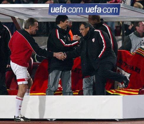 Zufriedenheit auf der Stuttgarter Bank nach dem vorzeitigen Erreichen des Achtelfinals: Torwarttrainer Jochen Rücker (li.) gratuliert Trainer Felix Magath (re.), dahinter Co-Trainer Krassimir Balakov (2.v.li.) und Co-Trainer Seppo Eichkorn Fußball EC 1 Herren Champions League 2003 2004, VfB Stuttgart, Gruppe Stuttgart Freude,
