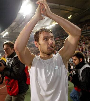 Timo Wenzel (Stuttgart), Torschütze zum entscheidenden 1:0, läßt sich nach dem Spiel von den Anhängern feiern Fußball EC 1 Herren Champions League 2003 2004, VfB Stuttgart, Vdig Einzelbild Stuttgart Freude,