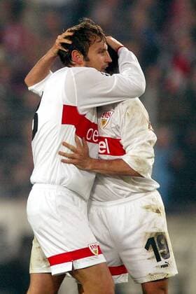 Torschütze Timo Wenzel (li.) freut sich zusammen mit Imre Szabics (beide Stuttgart) über den entscheidenden Treffer zum 1:0 Fußball EC 1 Herren Champions League 2003 2004, VfB Stuttgart, Vdig Gruppe Stuttgart Freude, Begeisterung,