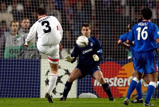 Timo Wenzel (Stuttgart) erzielt per Volleyschuss das entscheidende 1:0 gegen Torwart Stefan Klos (Glasgow Rangers) Fußball EC 1 Herren Champions League 2003 2004, VfB Stuttgart - Glasgow Rangers 1:0, Vdig Gruppe Stuttgart Dynamik,