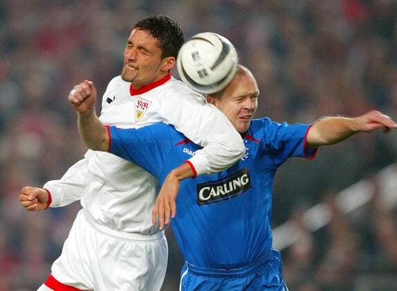 Kevin Kuranyi (Stuttgart, li.) gegen Henning Berg (Glasgow Rangers) Fußball EC 1 Herren Champions League 2003 2004, VfB Stuttgart - Glasgow Rangers 1:0, Vdig Gruppe Stuttgart Dynamik, Kampf,