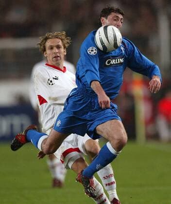 Shota Arveladze (re., Glasgow Rangers) gegen Andreas Hinkel (Stuttgart) Fußball EC 1 Herren Champions League 2003 2004, VfB Stuttgart - Glasgow Rangers 1:0, Gruppe Stuttgart Dynamik,