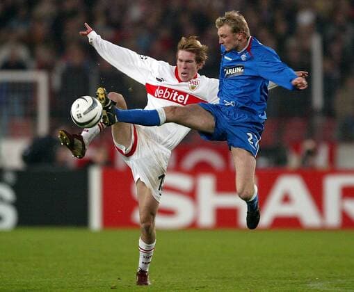 Stephen Hughes (re., Glasgow Rangers) mit Kampfsporteinlage gegen Aliaksandr Hleb (Stuttgart) Fußball EC 1 Herren Champions League 2003 2004, VfB Stuttgart - Glasgow Rangers 1:0, Gruppe Stuttgart Dynamik, Kampf