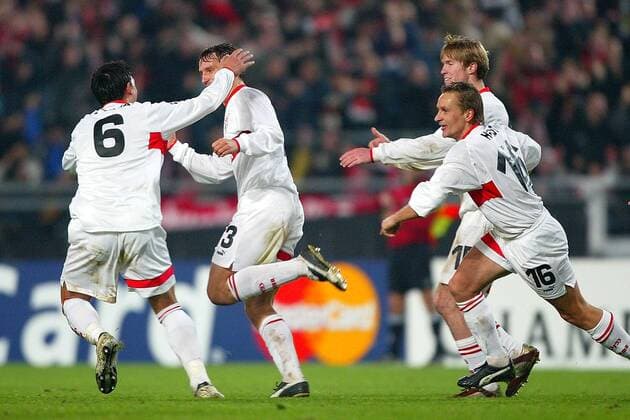 Torjubel Stuttgart - Torschütze Timo Wenzel (2.v.li.) freut sich zusammen mit Meira (li.), Horst Heldt (re.) und Aliaksandr Hleb über das entscheidene 1:0 Fußball EC 1 Herren Champions League 2003 2004, VfB Stuttgart, Vdig Gruppe Stuttgart Freude,