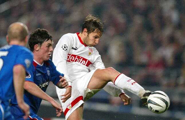 Timo Wenzel (Stuttgart) zieht ab, li. Maurice Ross (Glasgow Rangers) Fußball EC 1 Herren Champions League 2003 2004, VfB Stuttgart - Glasgow Rangers 1:0, Vdig Gruppe Stuttgart Dynamik,