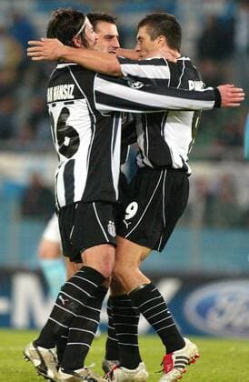 Daniel Pancu (re.) wird von seinen Teamkollegen Ilhan Mansiz (li.) und Tayfur Havutcu (alle Besiktas) gefeiert Fußball EC 1 Herren Champions League 2003 2004, Rom - Besiktas Istanbul 1:1 Gruppe Rom Begeisterung, Freude,