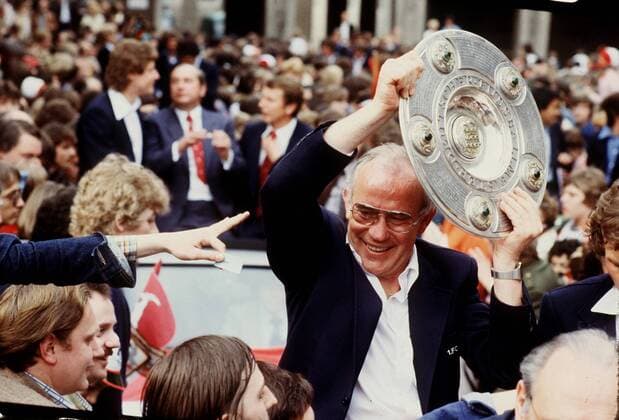 Fußball, 1. FC Köln, Deutscher Meister 1978 Trainer Hennes Weisweiler (Köln) mit der Meisterschale beim Autokorso Fußball 1. BL Herren Saison 1977 1978, 1. FC Köln, Totale Köln Begeisterung, Freude,